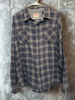 Wrangler Men's Blue and Gray Plaid Button-Down Shirt